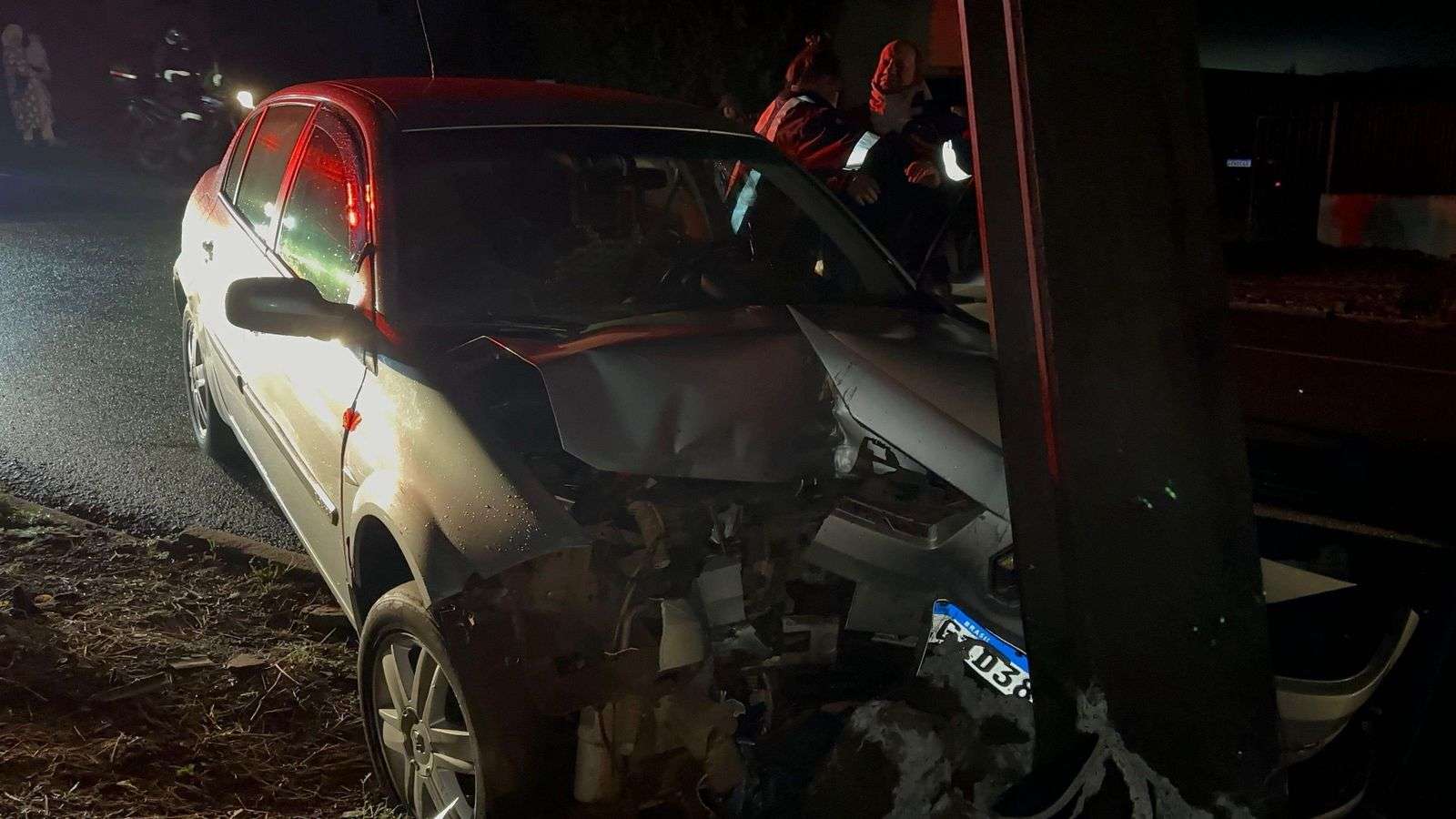 Homem fica ferido após colidir carro contra poste no bairro Pinheirinho, em Pato Branco